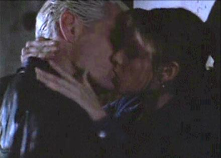 Spikey y Buffy besito 3.bmp